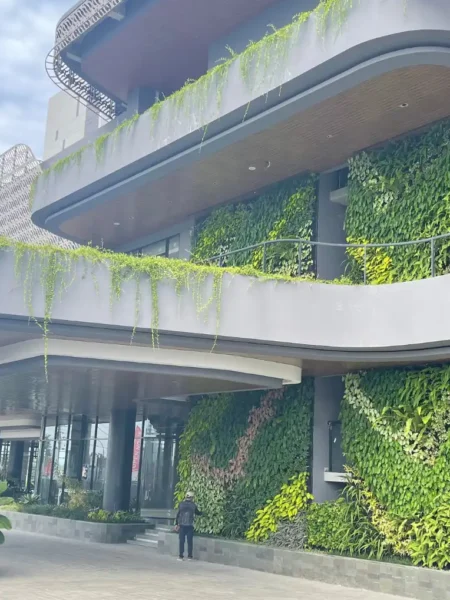 Vertical Garden Hotel Ibis 5 450x600