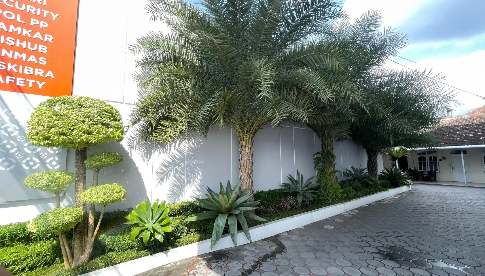 Perawatan Taman Perawatan Taman (2)