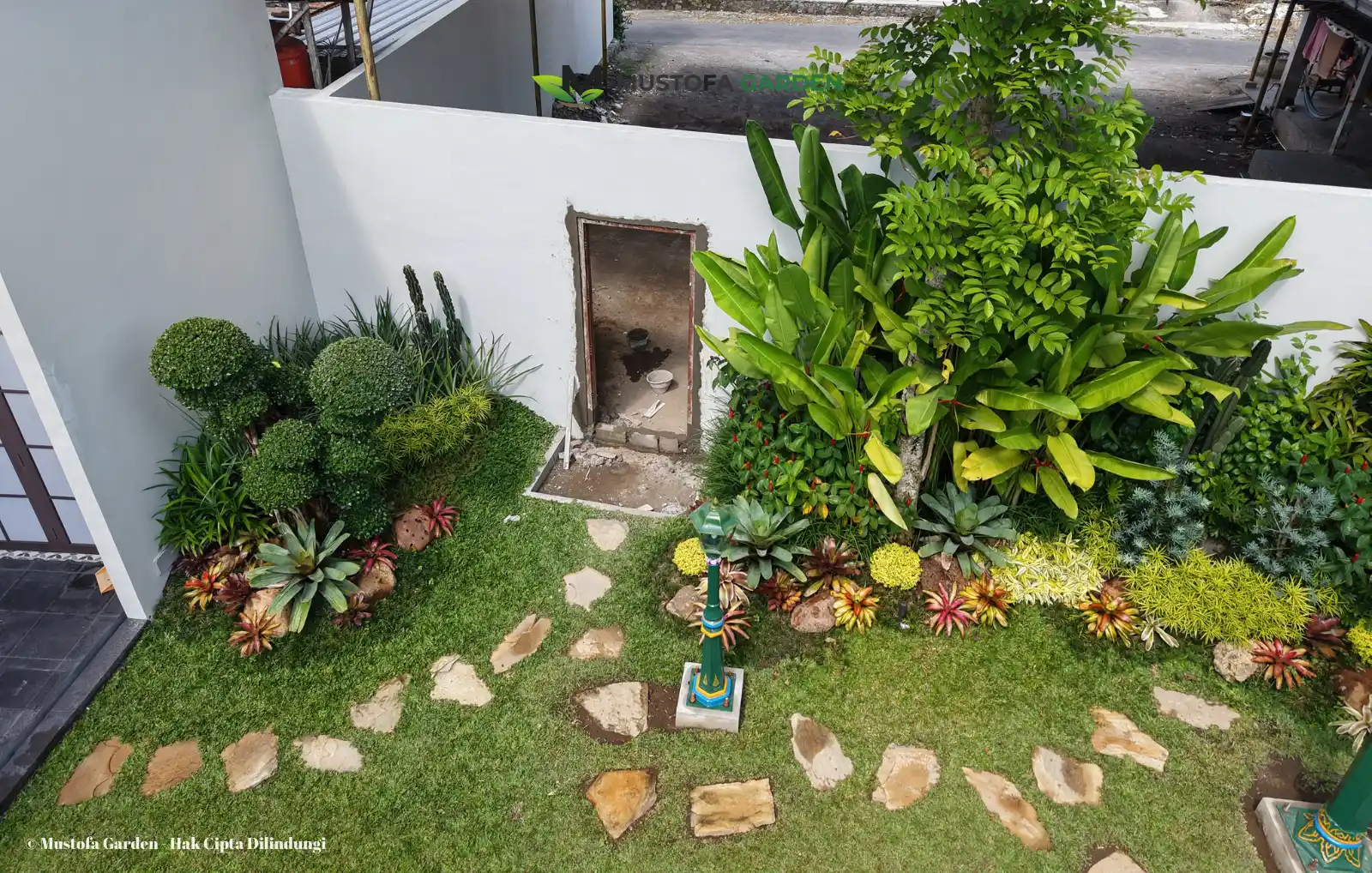 Taman Rumah Tropis (2)